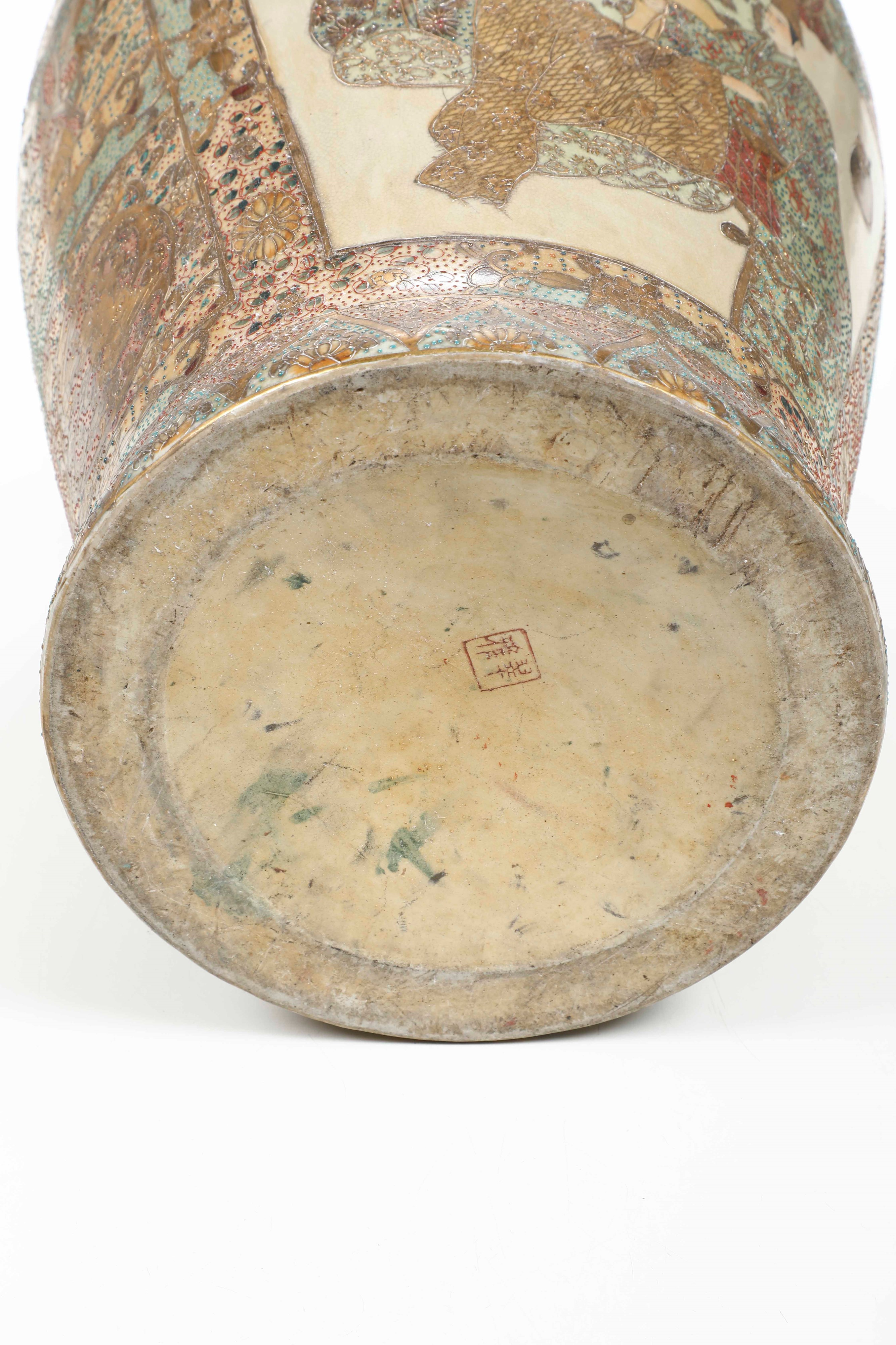 Vaso in porcellana Satsuma, decori floreali e figure, Giappone, periodo Meiji (1868-1912)