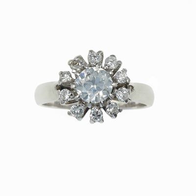 Anello con Diamante di Ct 0.50 Circa e Piccoli Diamanti a Contorno
