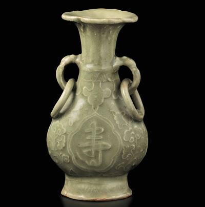 Vaso in Porcellana Longquan Color Celadon con Anse Ad Anello e Decori Incisi, Cina, Dinastia Ming...