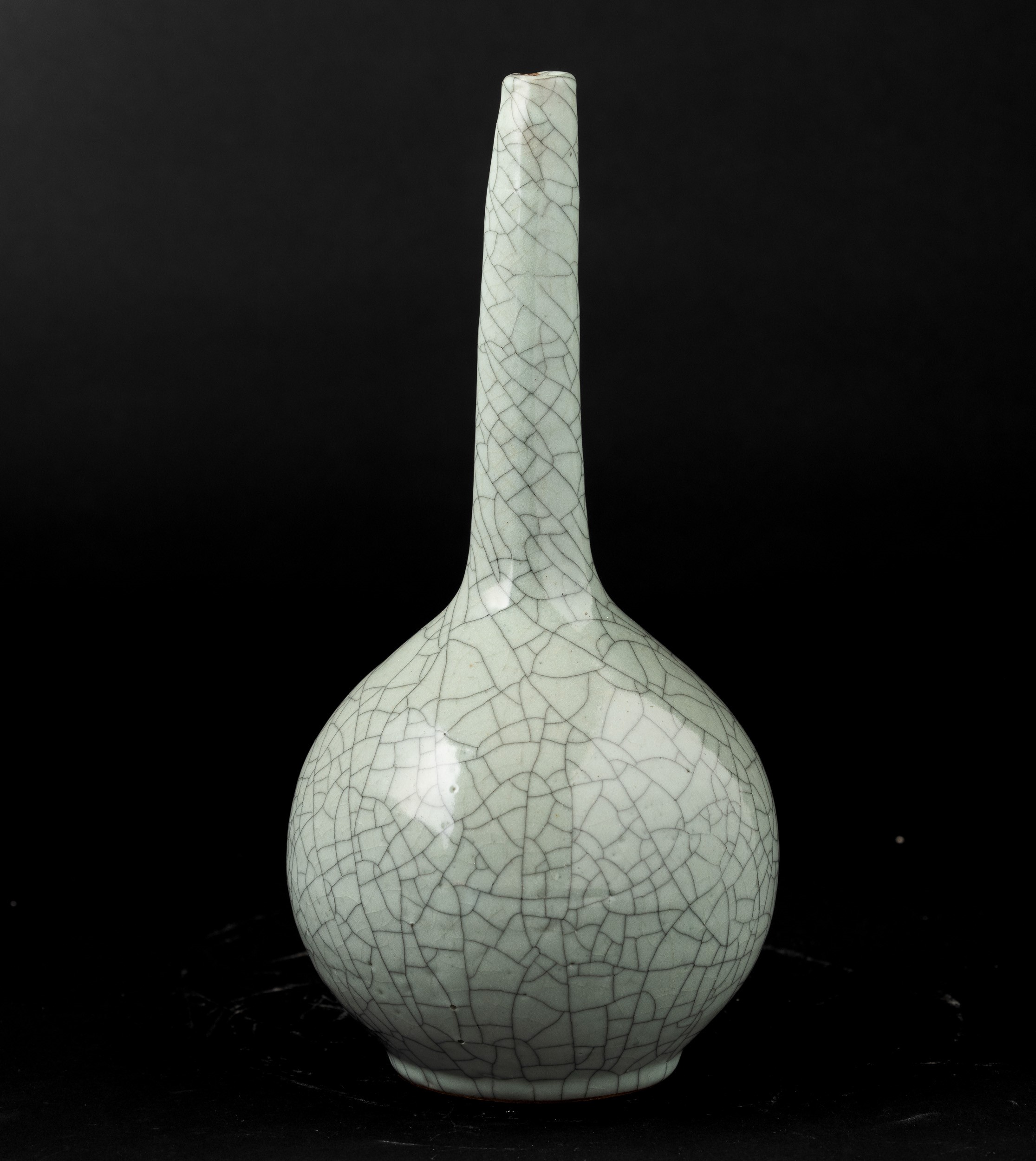 Vaso a Bottiglia in Porcellana Guan Color Celadon, Cina, Dinastia Qing, XIX Secolo