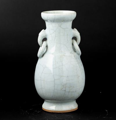 Vaso in Porcellana Guan con Anse Ad Anello e Mascheroni, Cina, Dinastia Qing, XIX Secolo