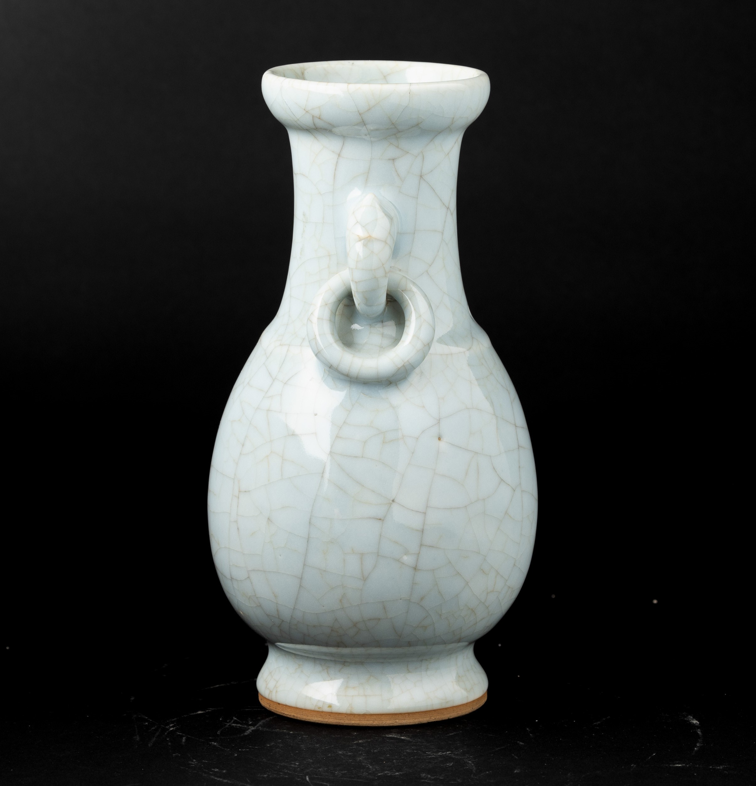 Vaso in Porcellana Guan con Anse Ad Anello e Mascheroni, Cina, Dinastia Qing, XIX Secolo