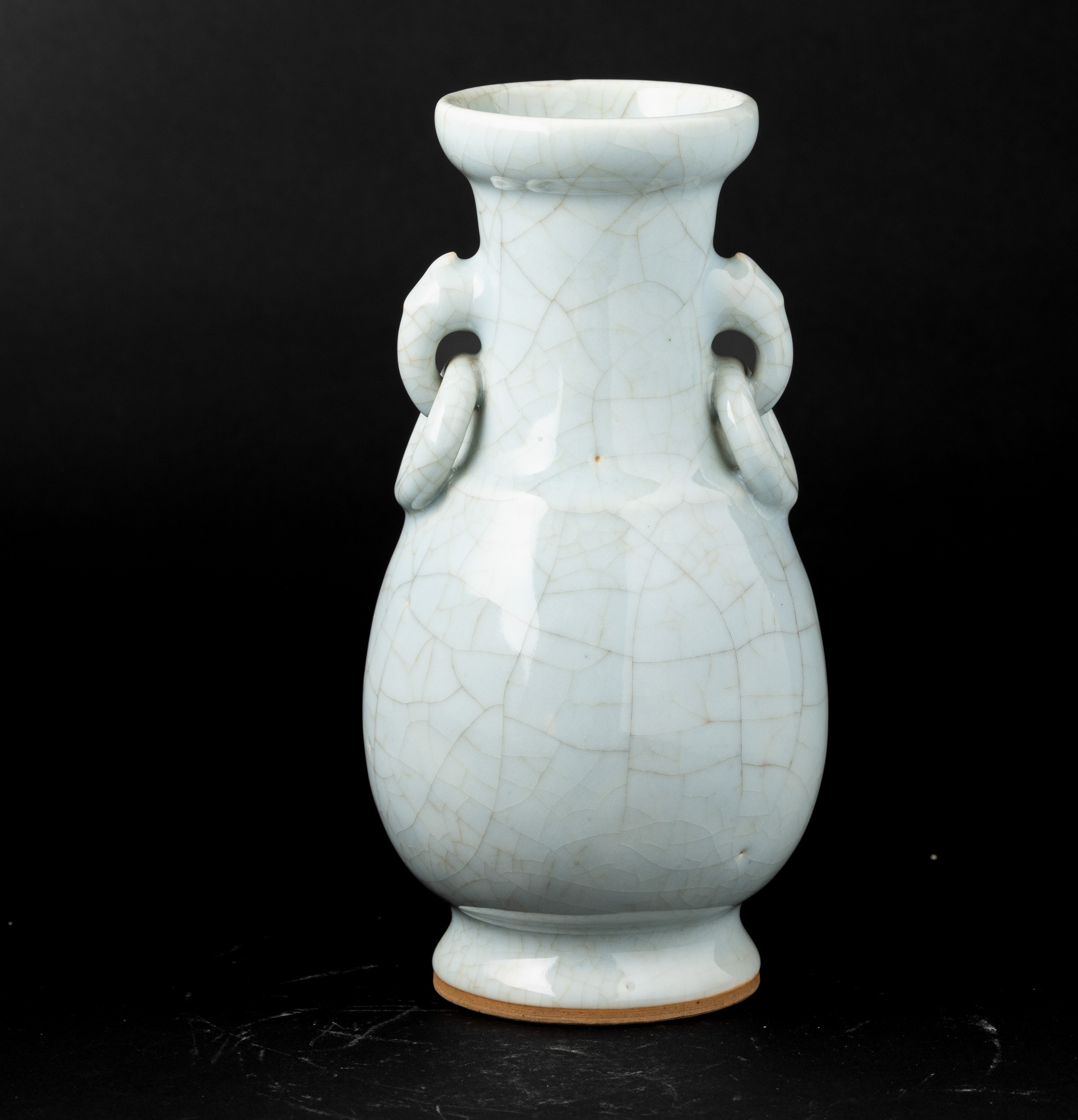 Vaso in Porcellana Guan con Anse Ad Anello e Mascheroni, Cina, Dinastia Qing, XIX Secolo
