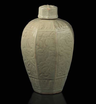 Potiche in Porcellana Longquan Color Celadon con Decori Vegetali Incisi, Cina, Dinastia Ming, XVI...