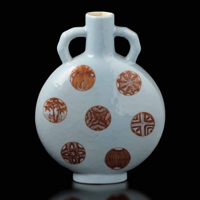 Piccola Moonflask in Porcellana con Decori Brocade Flowers sui Toni Dell’arancio, Cina, Repubblic...