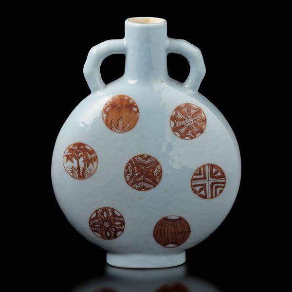 Piccola moonflask in porcellana con decori brocade flowers sui toni dell’arancio, Cina, Repubblica, XX secolo