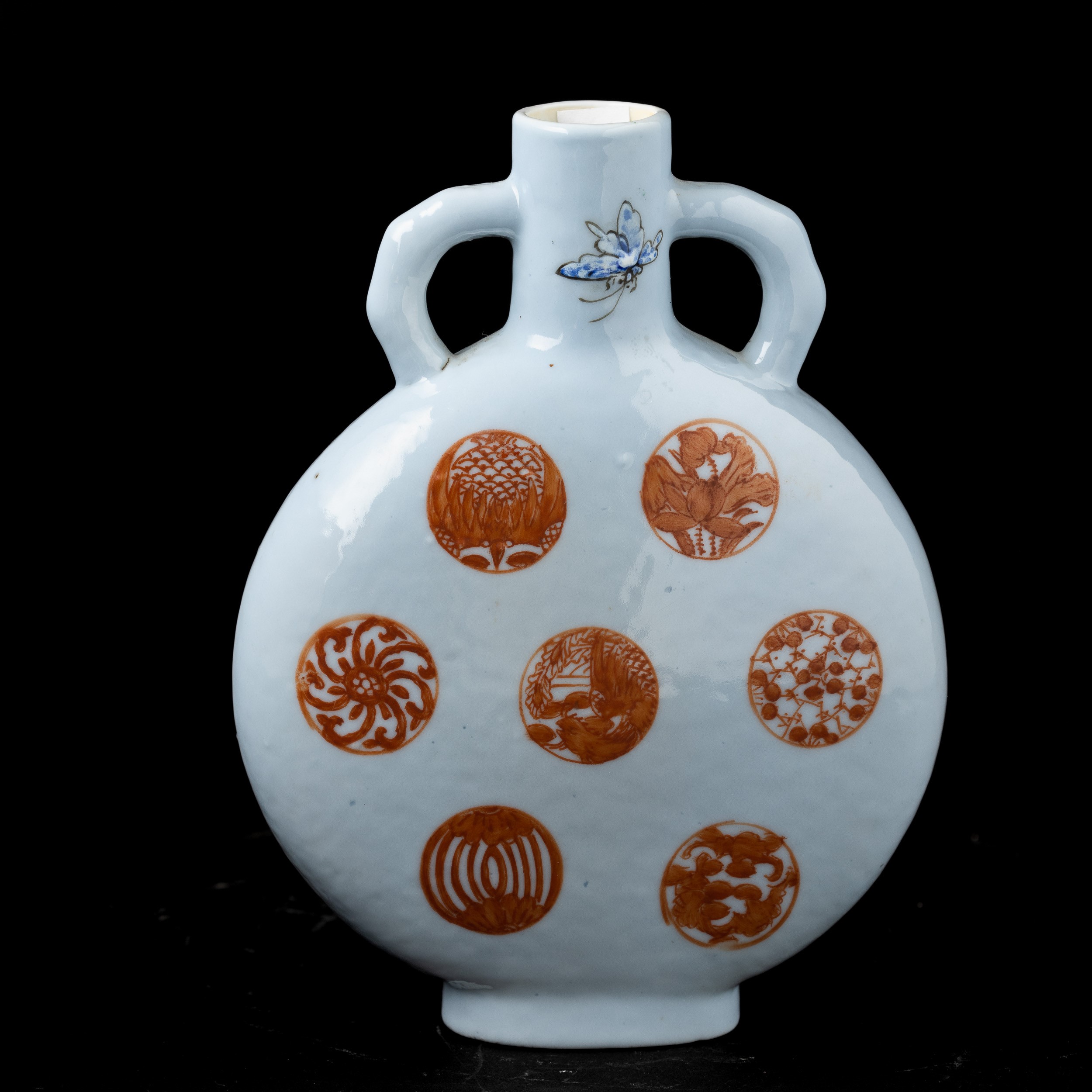 Piccola Moonflask in Porcellana con Decori Brocade Flowers sui Toni Dell’arancio, Cina, Repubblic...