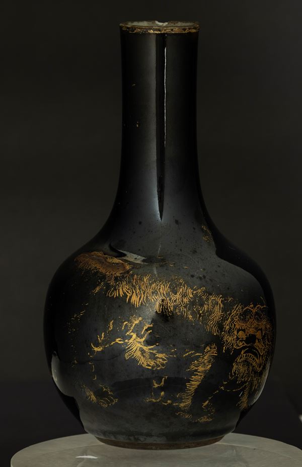 Vaso in porcellana monocroma nera con decoro di draghi lumeggiato in color oro, Cina, Dinastia Qing, XIX secolo