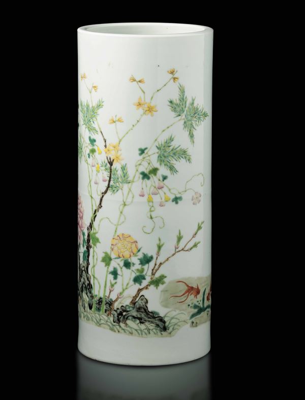 Vaso cilindrico in porcellana con decoro naturalistico e peonie in fiore, Cina, Dinastia Qing, marca e del periodo Guangxu (1875-1908)