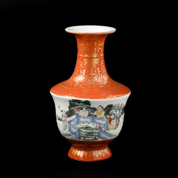 Piccolo vaso in porcellana con figure di fanciulli e decori floreali in color oro su fondo arancio, Cina, Repubblica, XX secolo