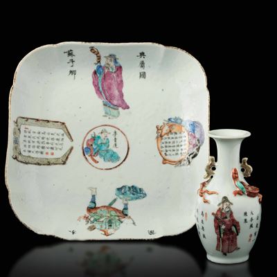 Lotto Composto da Piatto Quadrato e Piccolo Vaso in Porcellana con Figure e Iscrizioni, Cina, Din...