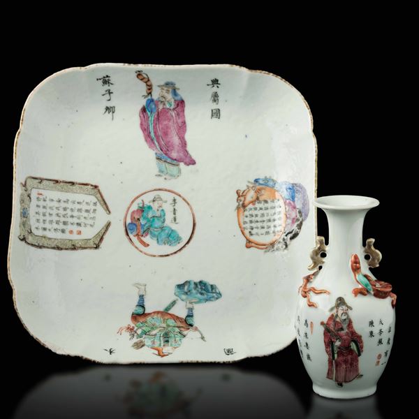 Lotto composto da piatto quadrato e piccolo vaso in porcellana con figure e iscrizioni, Cina, Dinastia Qing, XIX secolo