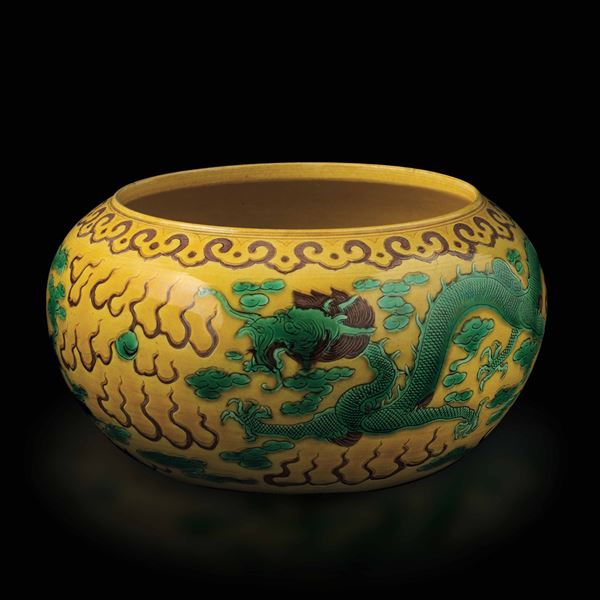 Vaso globulare in porcellana a smalti Sancai con decoro di draghi tra le nuvole, Cina, Dinastia Qing, XIX secolo