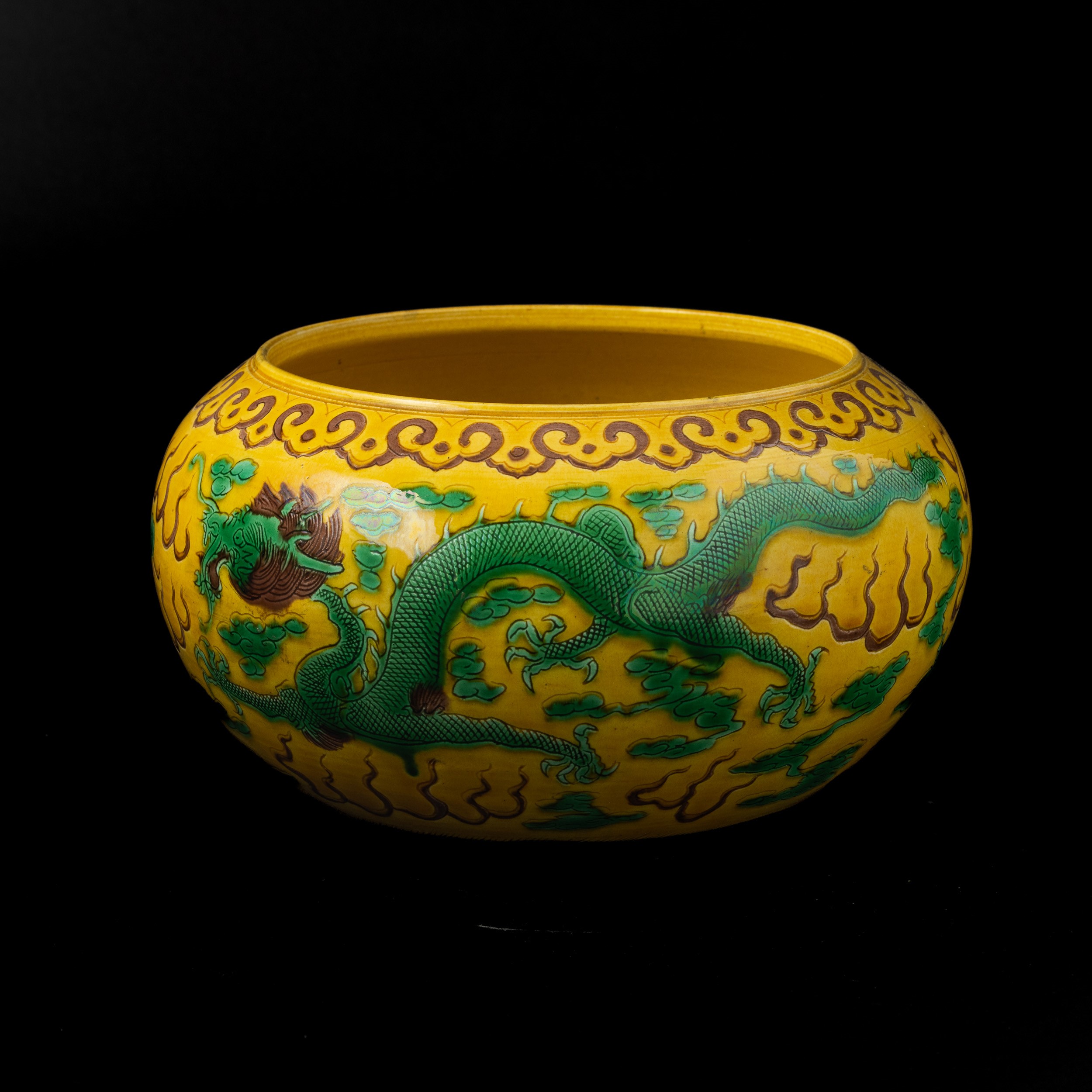 Vaso Globulare in Porcellana a Smalti Sancai con Decoro di Draghi tra le Nuvole, Cina, Dinastia Q...