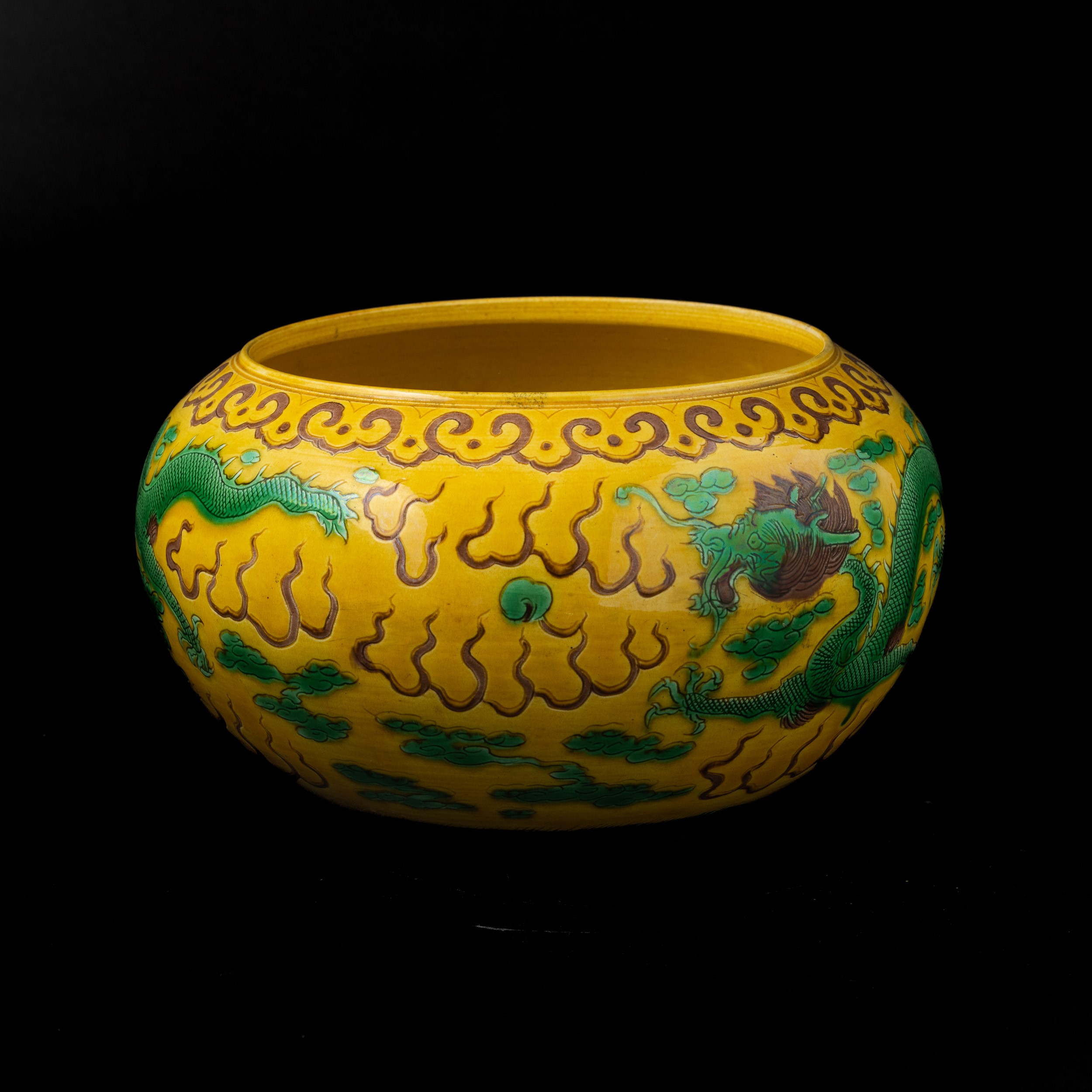 Vaso Globulare in Porcellana a Smalti Sancai con Decoro di Draghi tra le Nuvole, Cina, Dinastia Q...