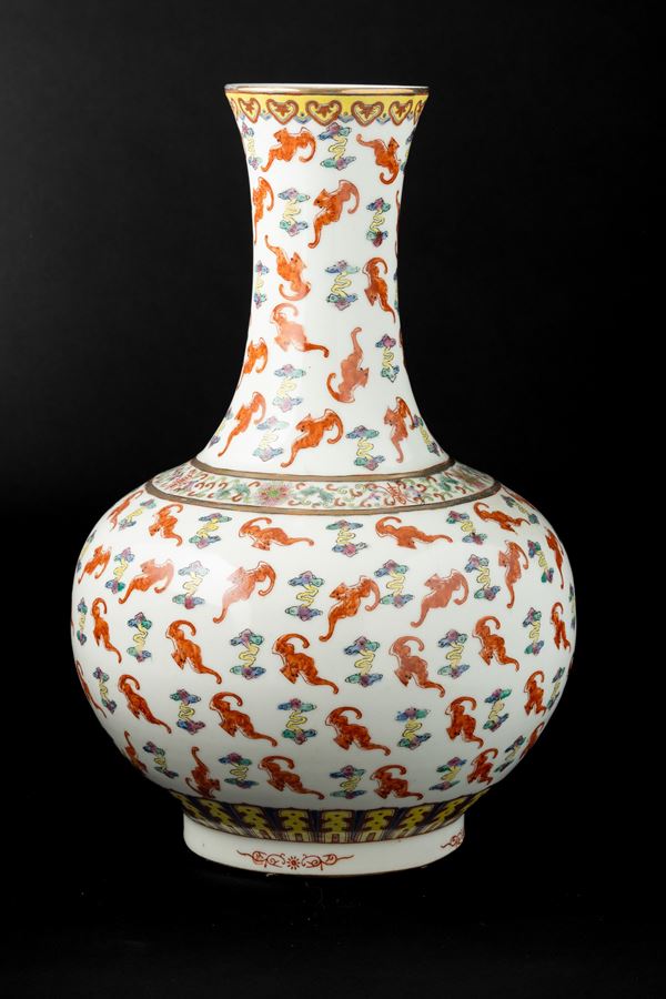 Vaso a bottiglia in porcellana con decoro di pipistrelli, Cina, XX secolo