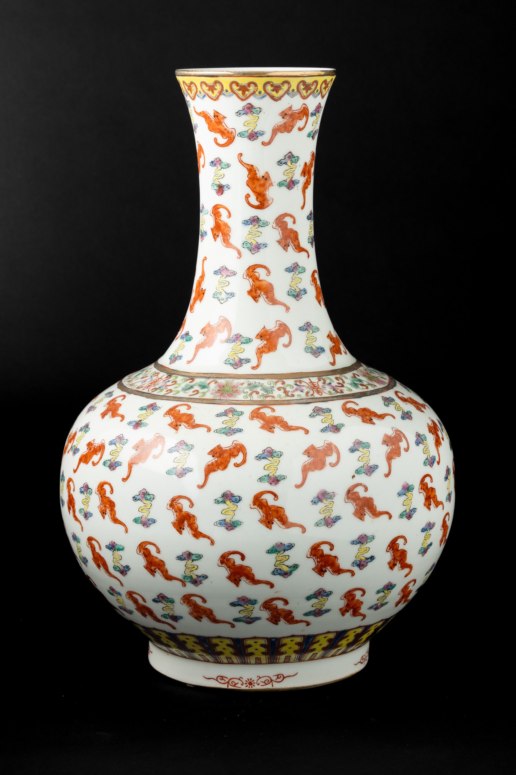 Vaso a Bottiglia in Porcellana con Decoro di Pipistrelli, Cina, XX Secolo