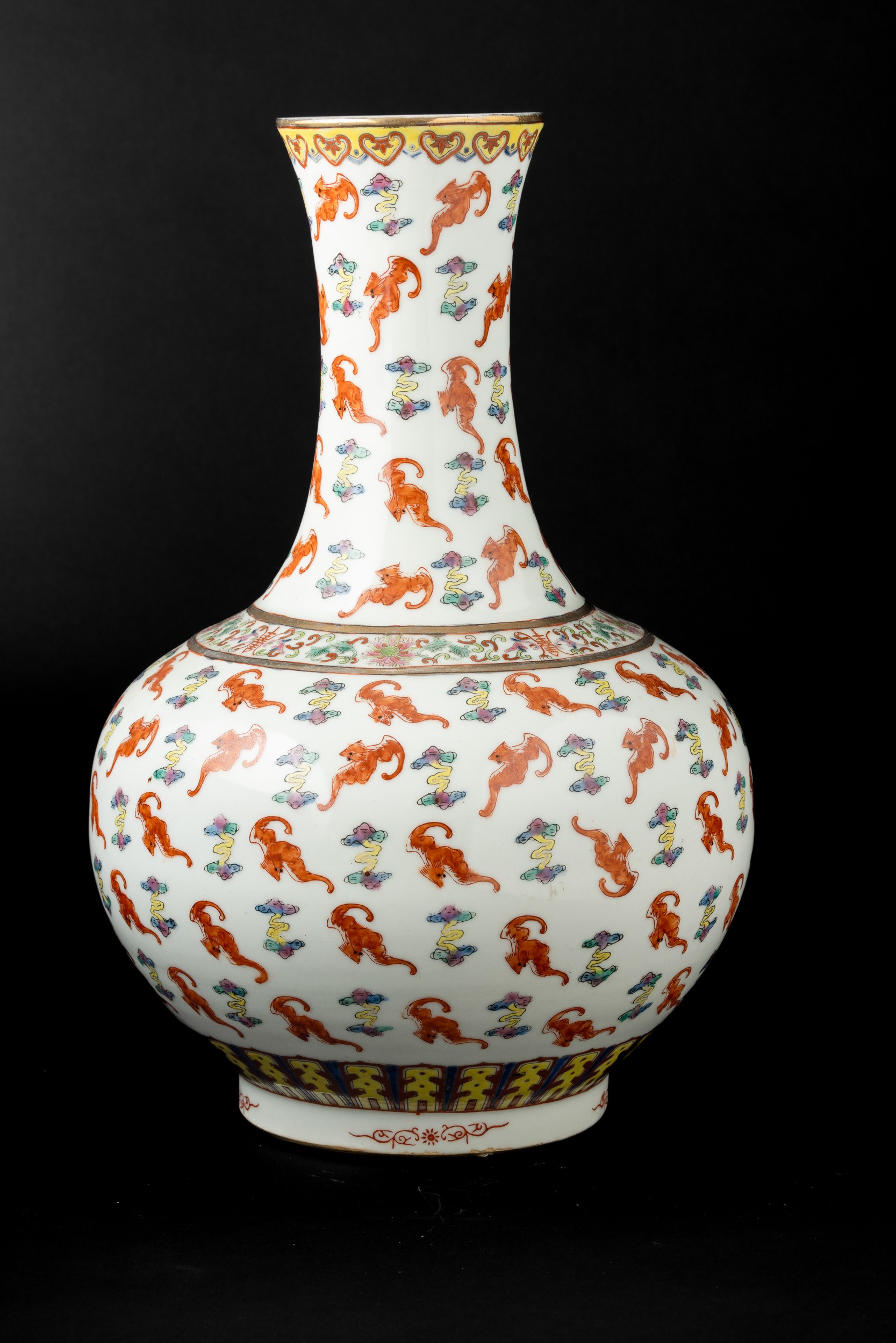 Vaso a Bottiglia in Porcellana con Decoro di Pipistrelli, Cina, XX Secolo