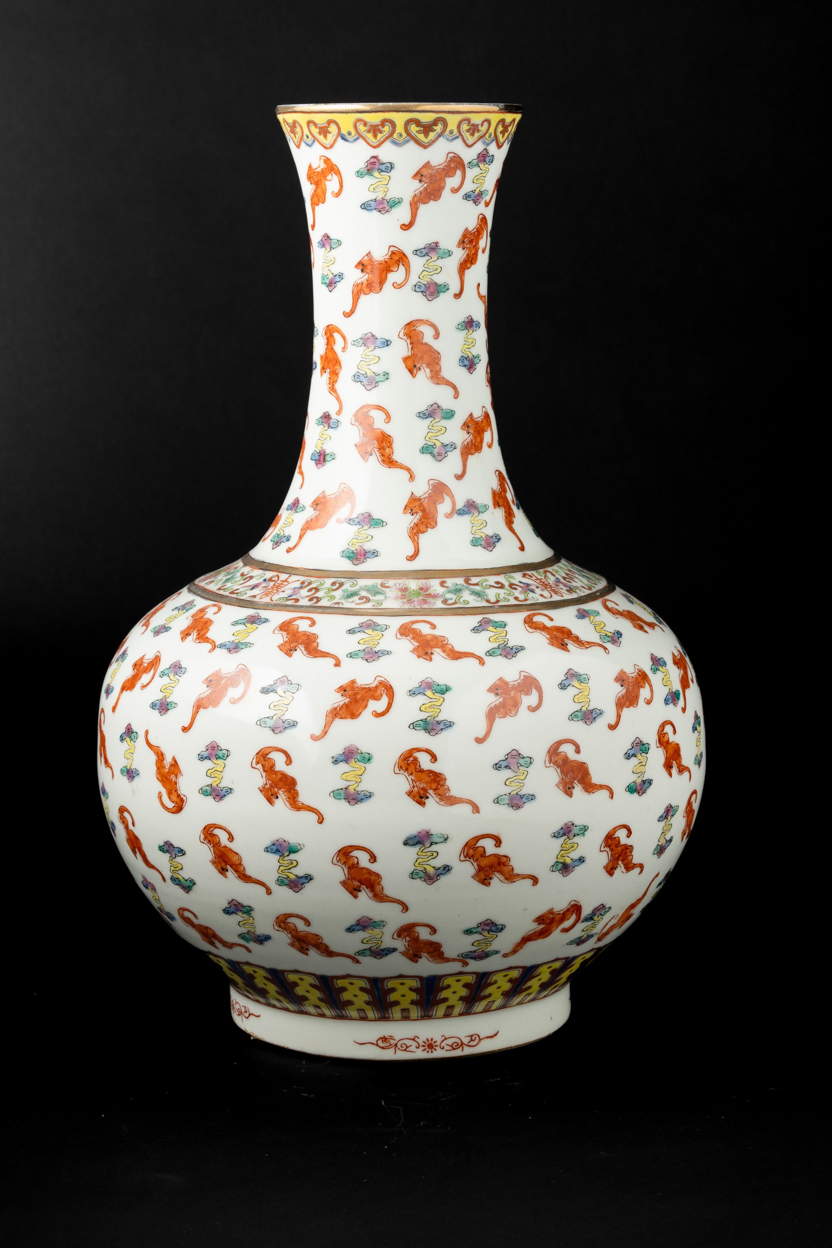 Vaso a Bottiglia in Porcellana con Decoro di Pipistrelli, Cina, XX Secolo