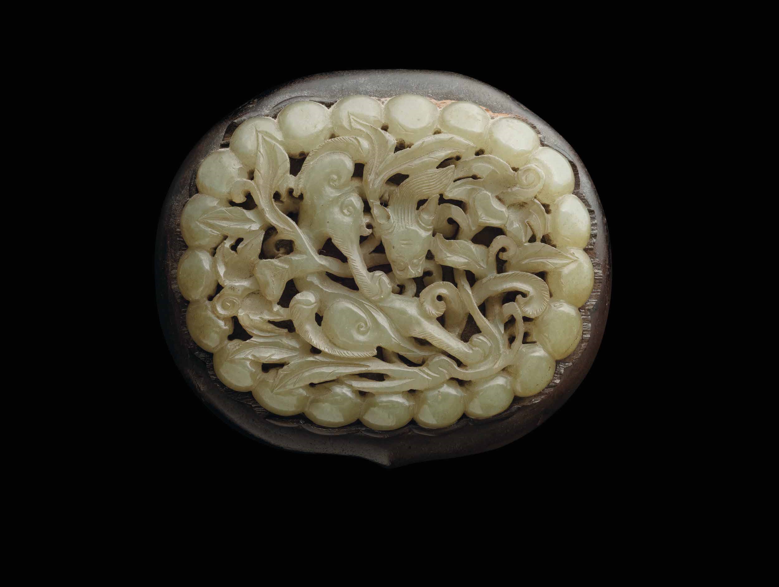 Ruyj in Legno con Placche in Giada Celadon Decorate a Rilievo, Cina, Dinastia Qing, XVIII Secolo