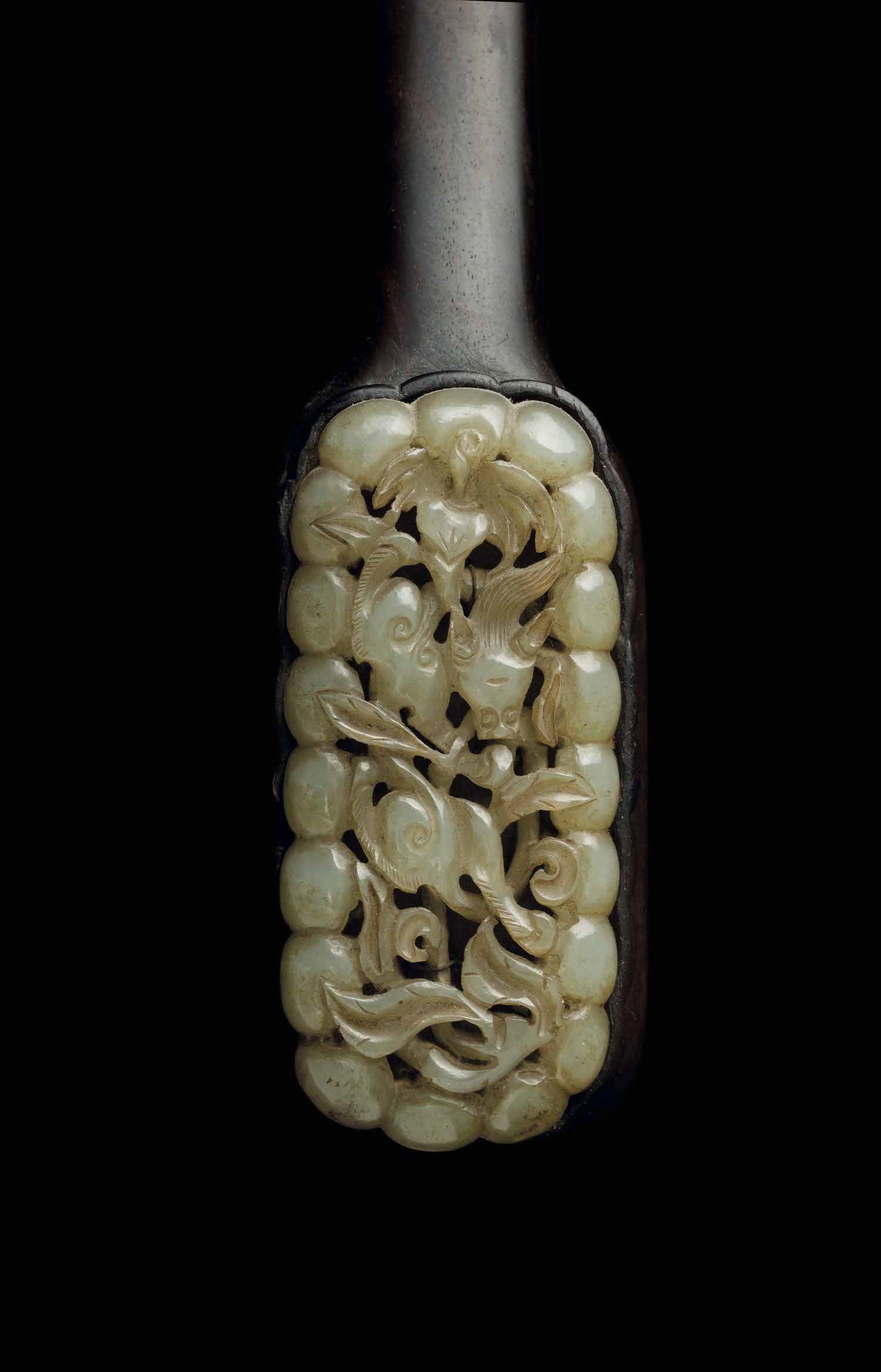 Ruyj in Legno con Placche in Giada Celadon Decorate a Rilievo, Cina, Dinastia Qing, XVIII Secolo