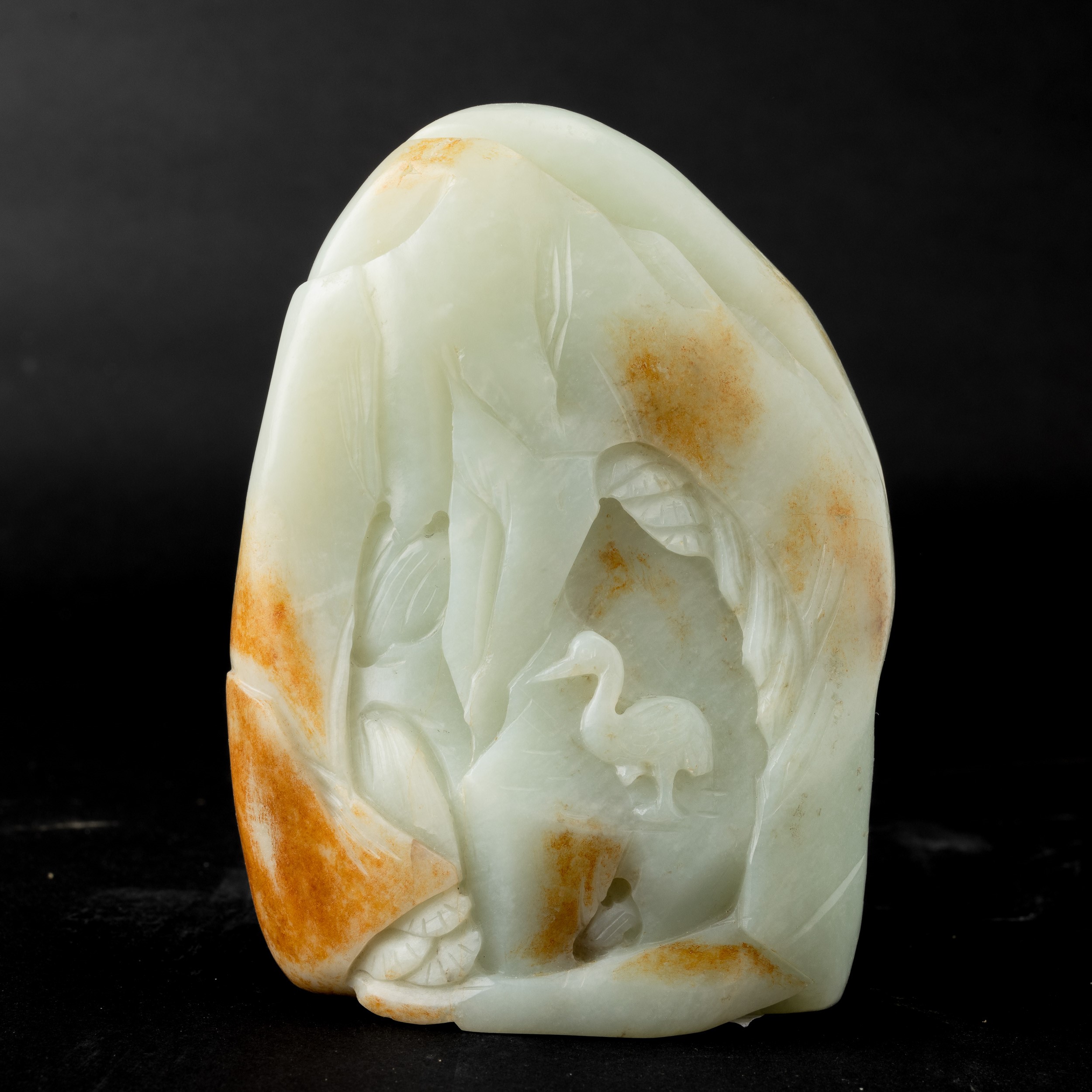 Gruppo Scolpito in Giada Celadon e Russet Raffigurante Soggetto Naturalistico, Cina, Dinastia Qin...