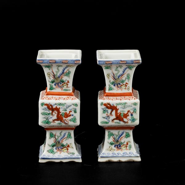 Coppia di piccoli vasi in porcellana a sezione quadrata con figure di draghi, Cina, Dinastia Qing, XIX secolo