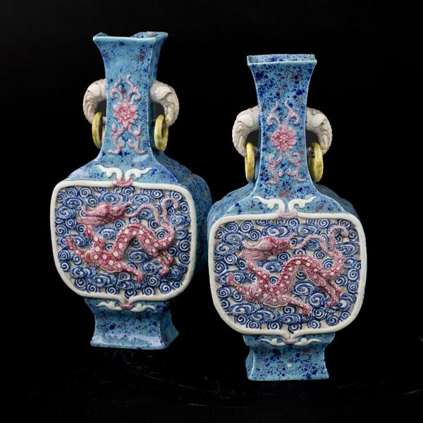 Coppia di vasi in porcellana con anse ad anello e figure di draghi a rilievo, Cina, Repubblica, XX secolo