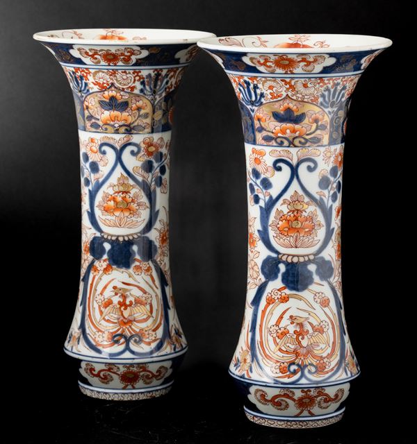 Coppia di vasi a tromba in porcellana Arita con decori floreali, Giappone, periodo Edo (1603-1868)