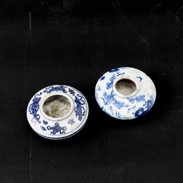 Due mangiatoie per uccellini in porcellana bianca e blu, Cina, Dinastia Qing, XIX secolo