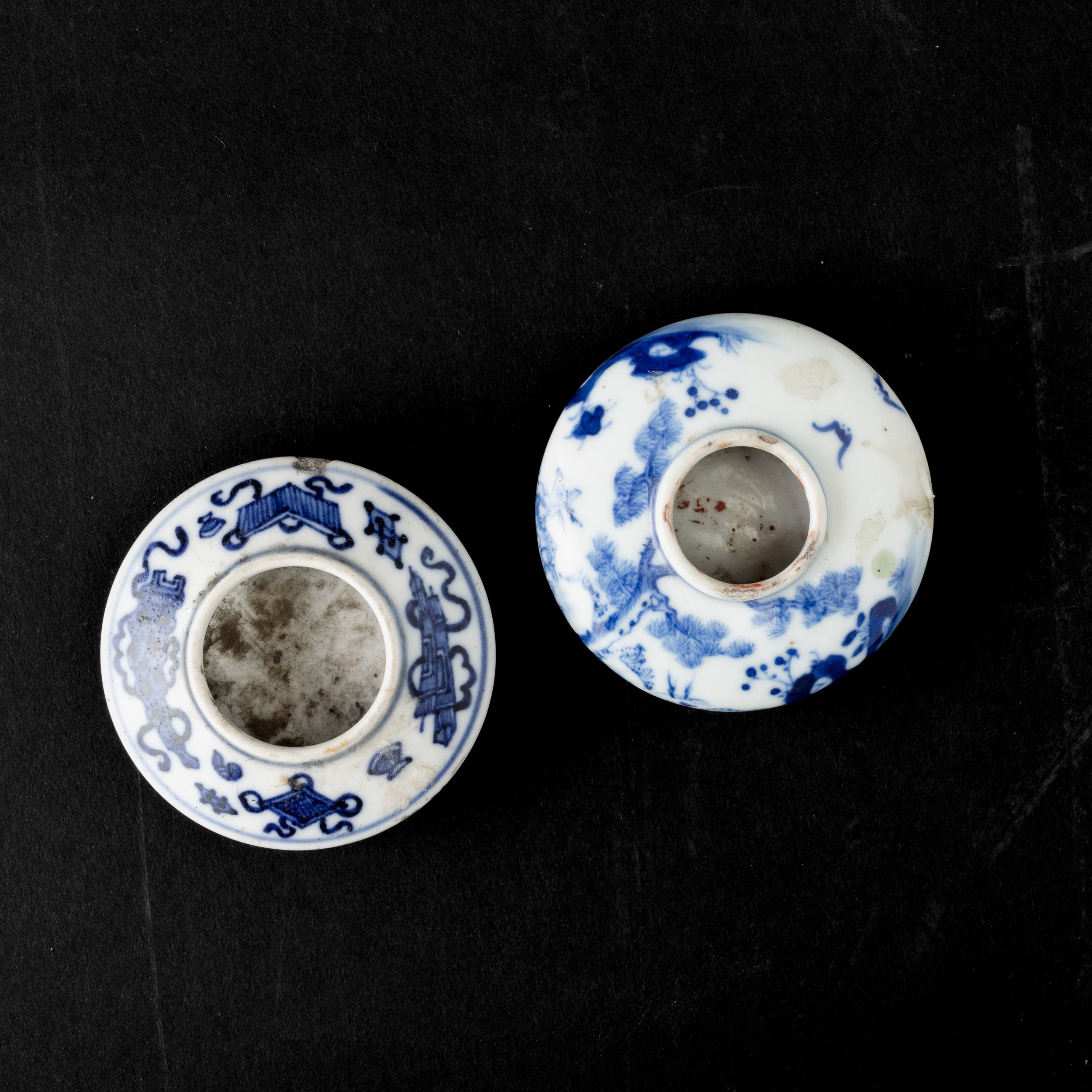 Due Mangiatoie per Uccellini in Porcellana Bianca e Blu, Cina, Dinastia Qing, XIX Secolo