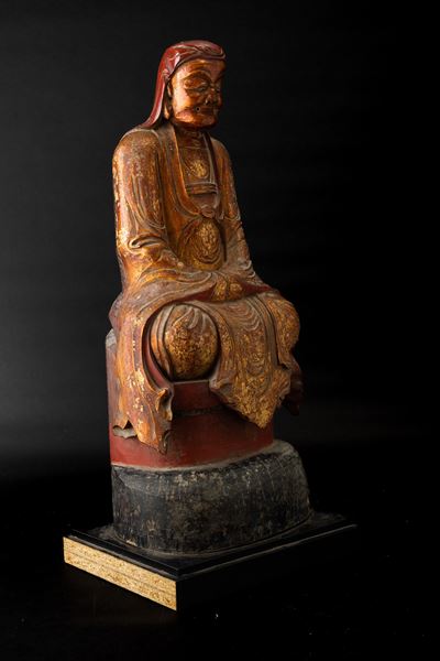Figura di Saggio Seduto in Legno Laccato e Dorato, Vietnam, XIX Secolo