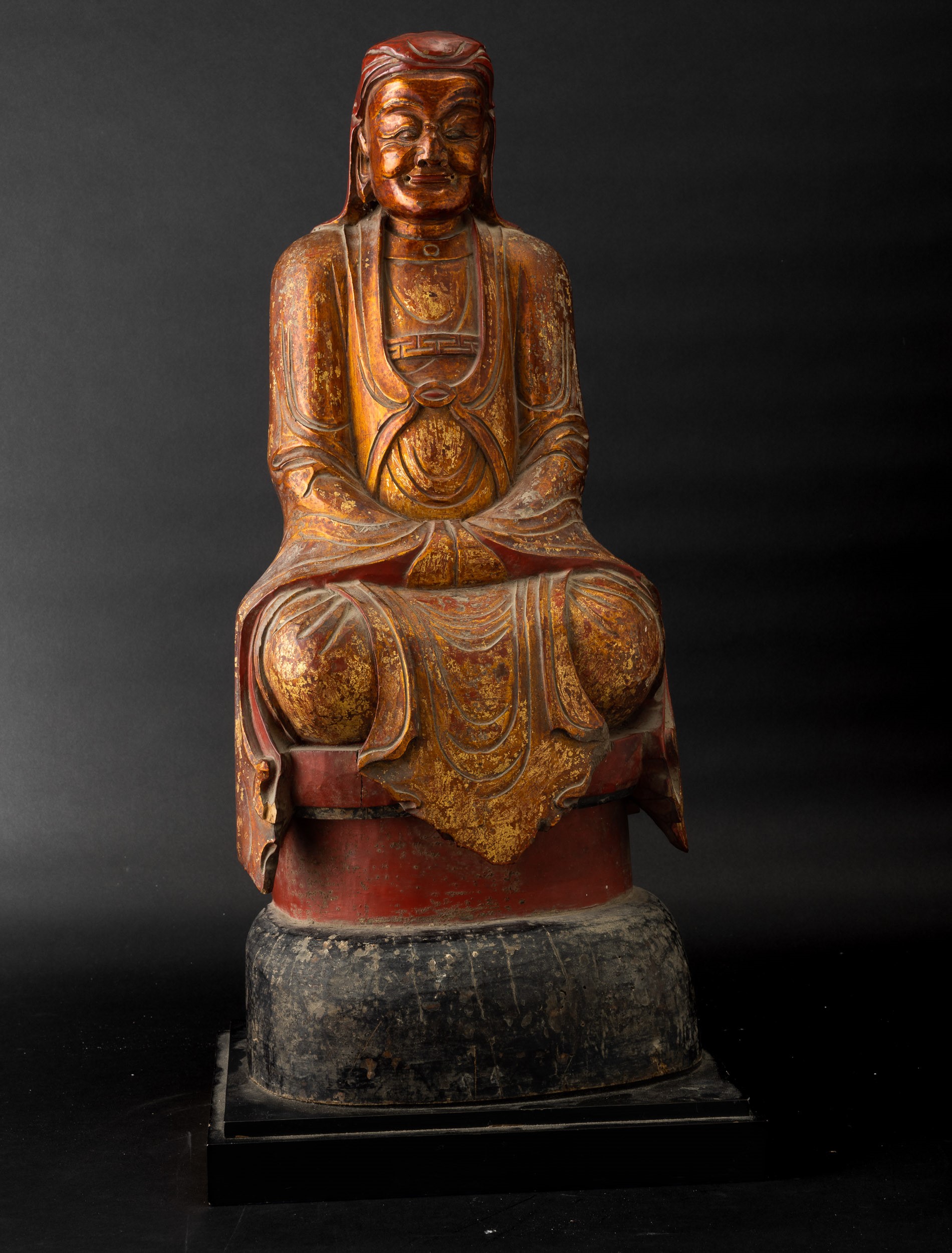 Figura di Saggio Seduto in Legno Laccato e Dorato, Vietnam, XIX Secolo