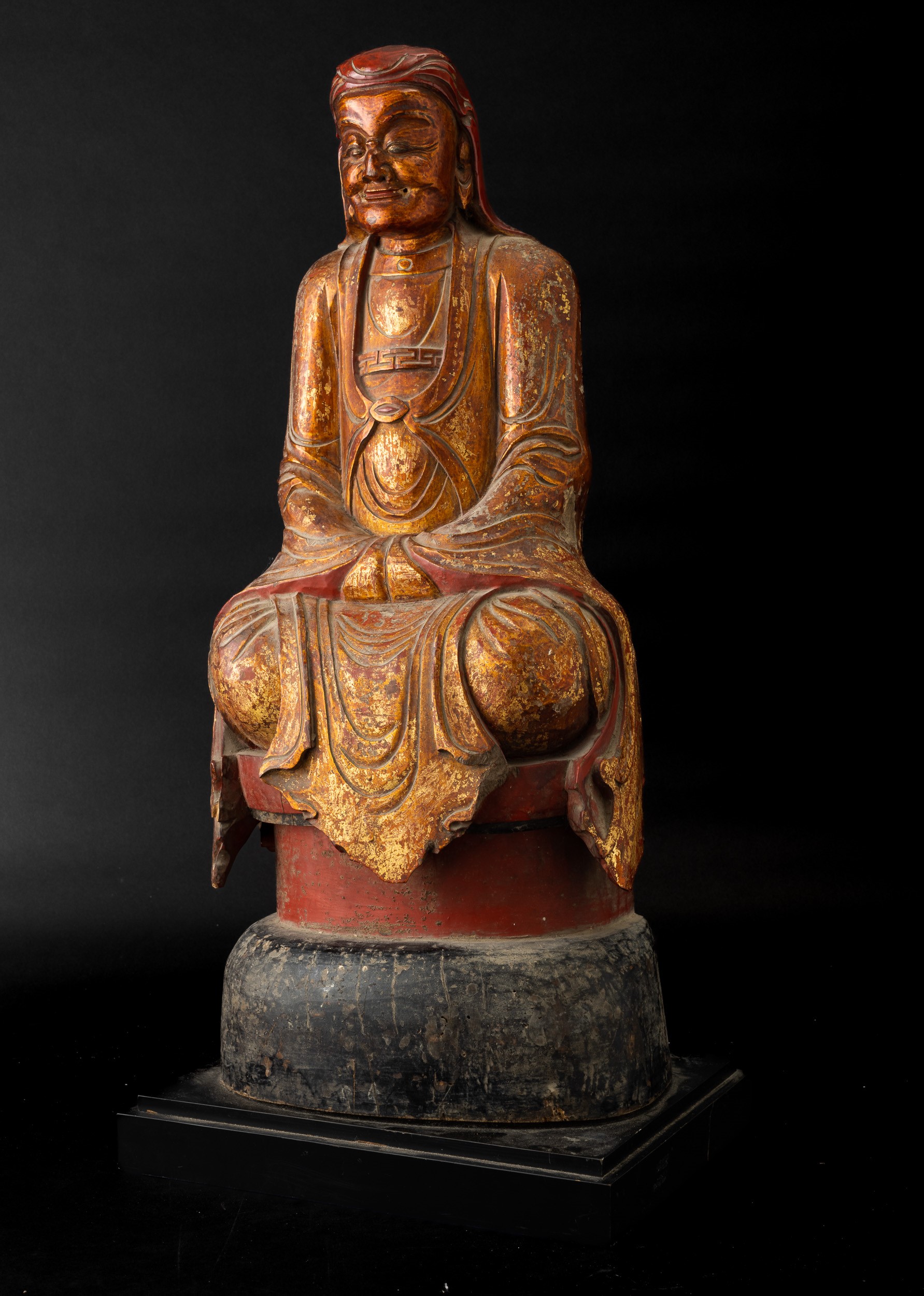 Figura di Saggio Seduto in Legno Laccato e Dorato, Vietnam, XIX Secolo