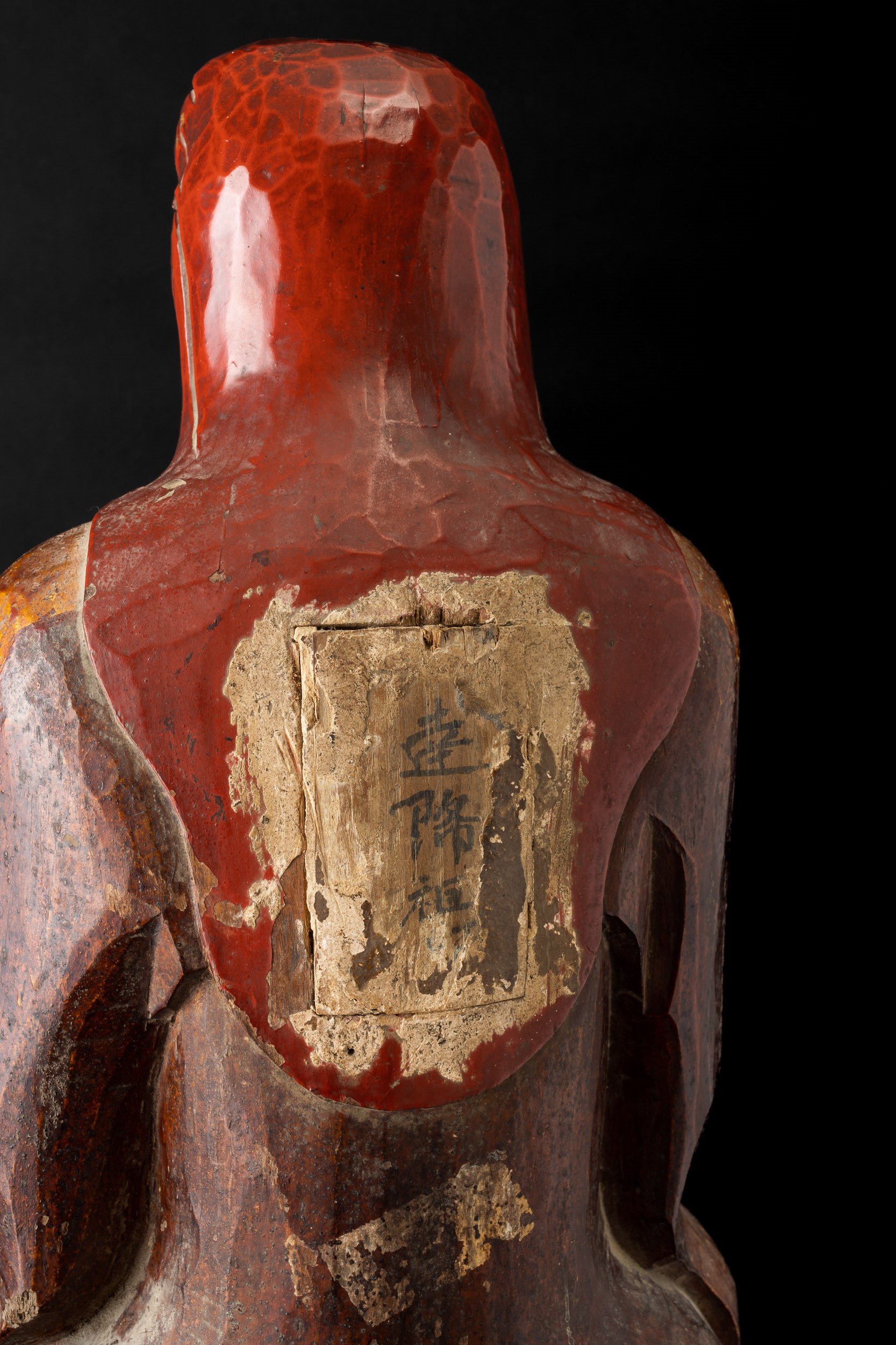 Figura di Saggio Seduto in Legno Laccato e Dorato, Vietnam, XIX Secolo