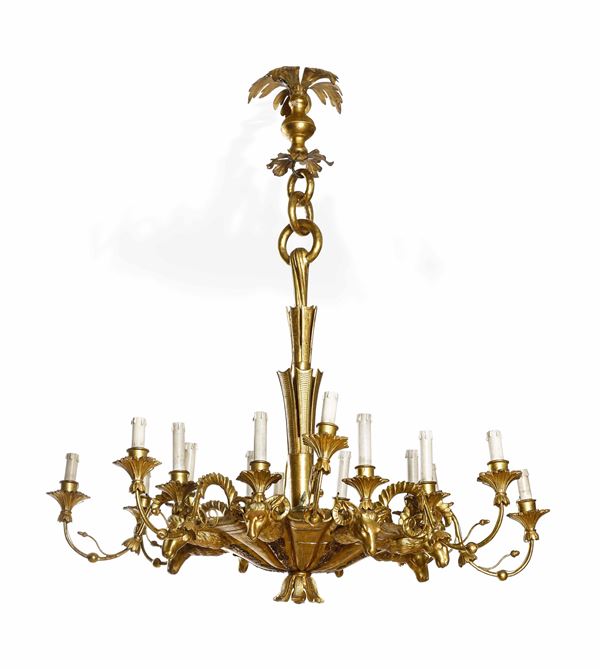 Lampadario a sedici luci in legno intagliato e dorato. XVIII secolo