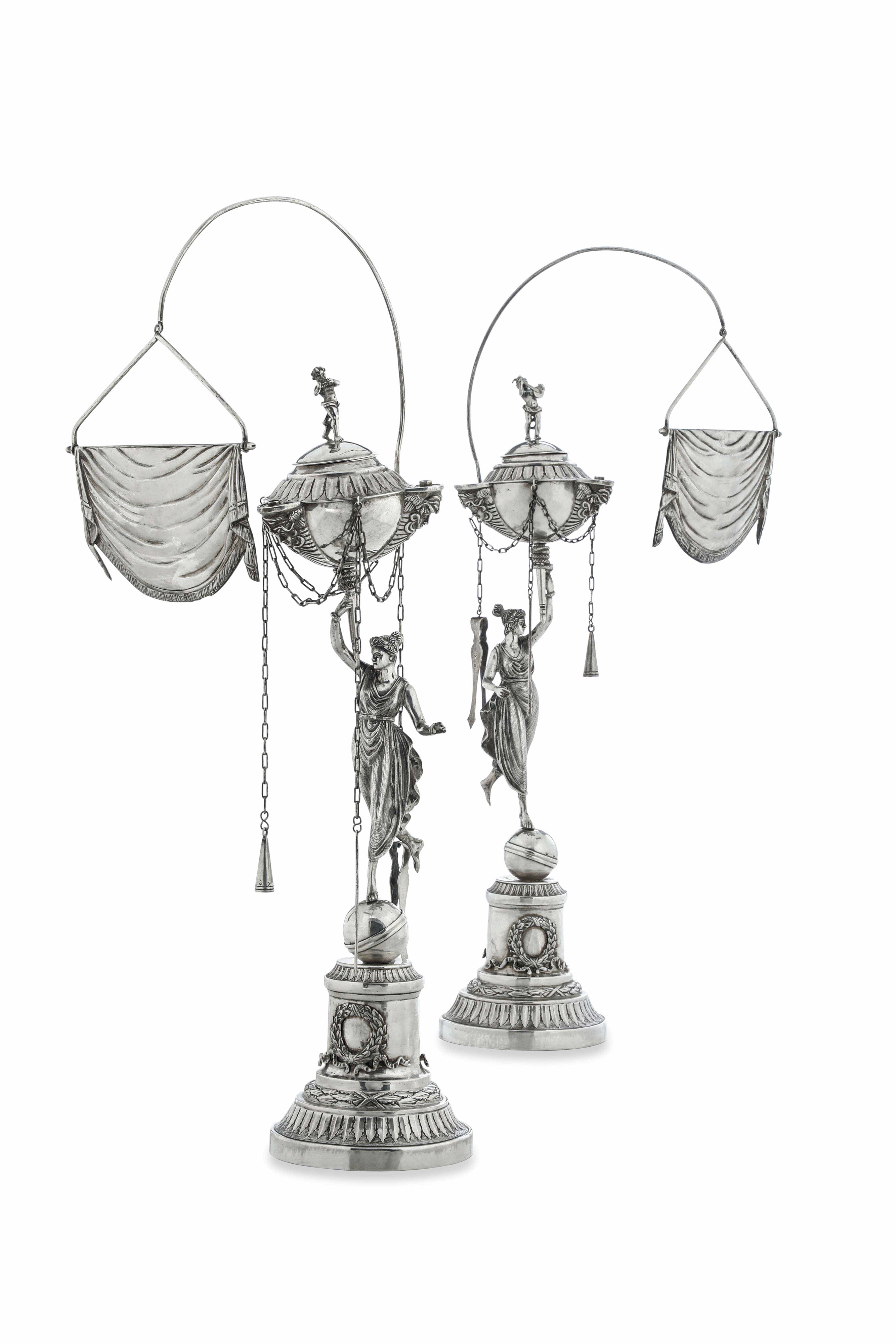 Rara Coppia di Lucerne. Argento Fuso, Sbalzato e Cesellato. Arte Neoclassica Romana, Prima Metà d...