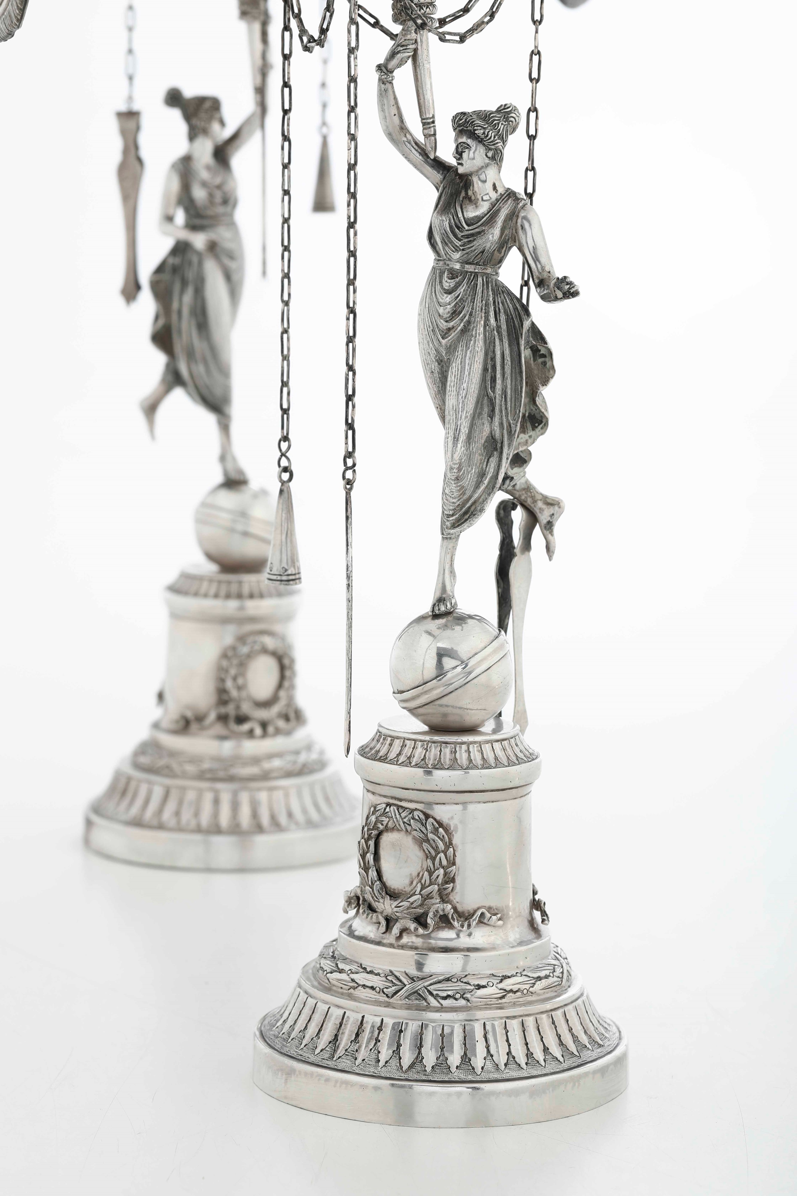 Rara Coppia di Lucerne. Argento Fuso, Sbalzato e Cesellato. Arte Neoclassica Romana, Prima Metà d...