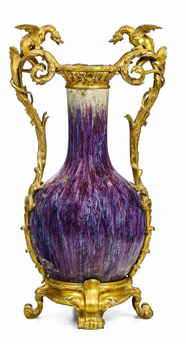 Vaso a bottiglia in porcellana flambè sui toni del viola e dell'azzurro, Cina, Dinastia Qing, epoca  [..]