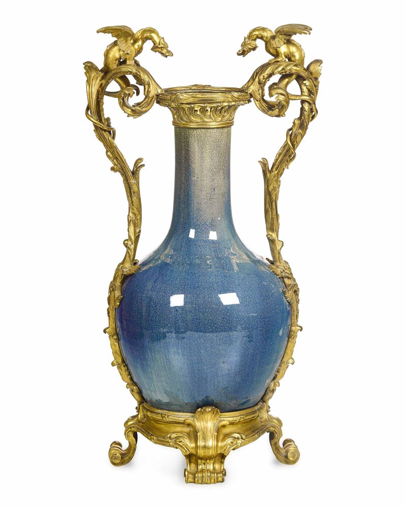 Vaso a bottiglia in porcellana flambè sui toni dell'azzurro, Cina, Dinastia Qing, epoca Qianlong (1736-1796)  - Auction Italian Mansions - Cambi Casa d'Aste