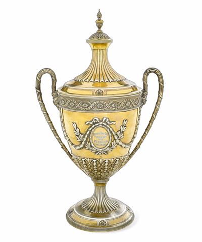 Bernard e Sons, Grande coppa biansata in argento fuso, sbalzato, cesellato e dorato (Londra 1896)