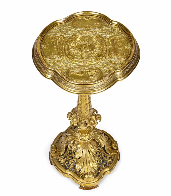 Tavolino a vela in legno finemente intagliato e dorato. Italia fine XIX secolo