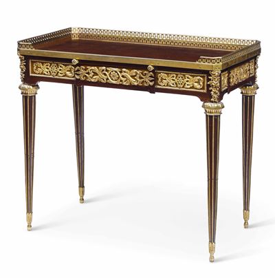 Scrivania con Decori e Profili in Bronzo Dorato. XIX Secolo