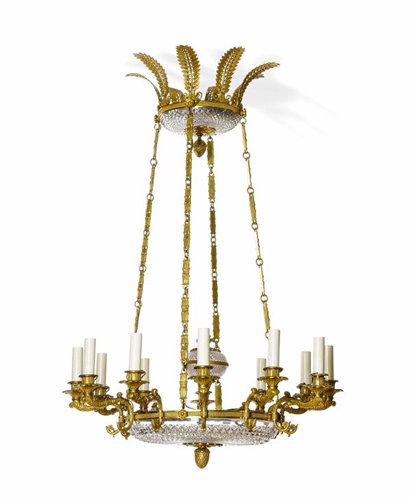 Lampadario a dodici luci di gusto Impero con elementi in bronzo dorato e vetro. XIX secolo