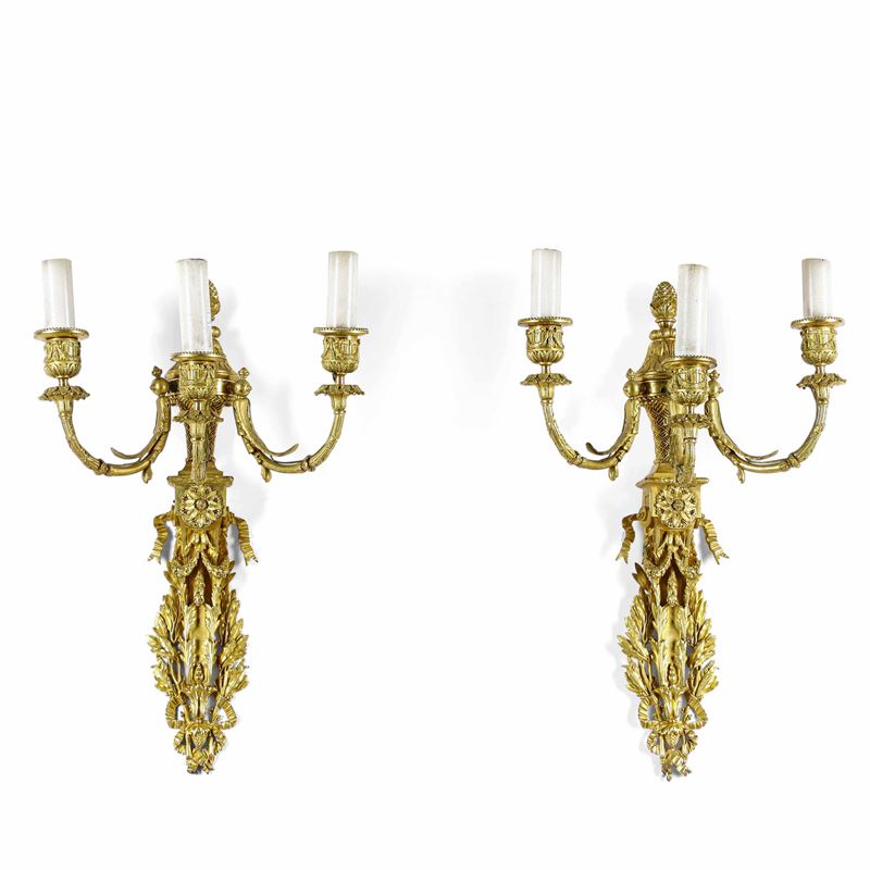 Coppia di appliques a tre luci in bronzo dorato e cesellato. XIX-XX secolo  - Asta Dimore Italiane - Cambi Casa d'Aste