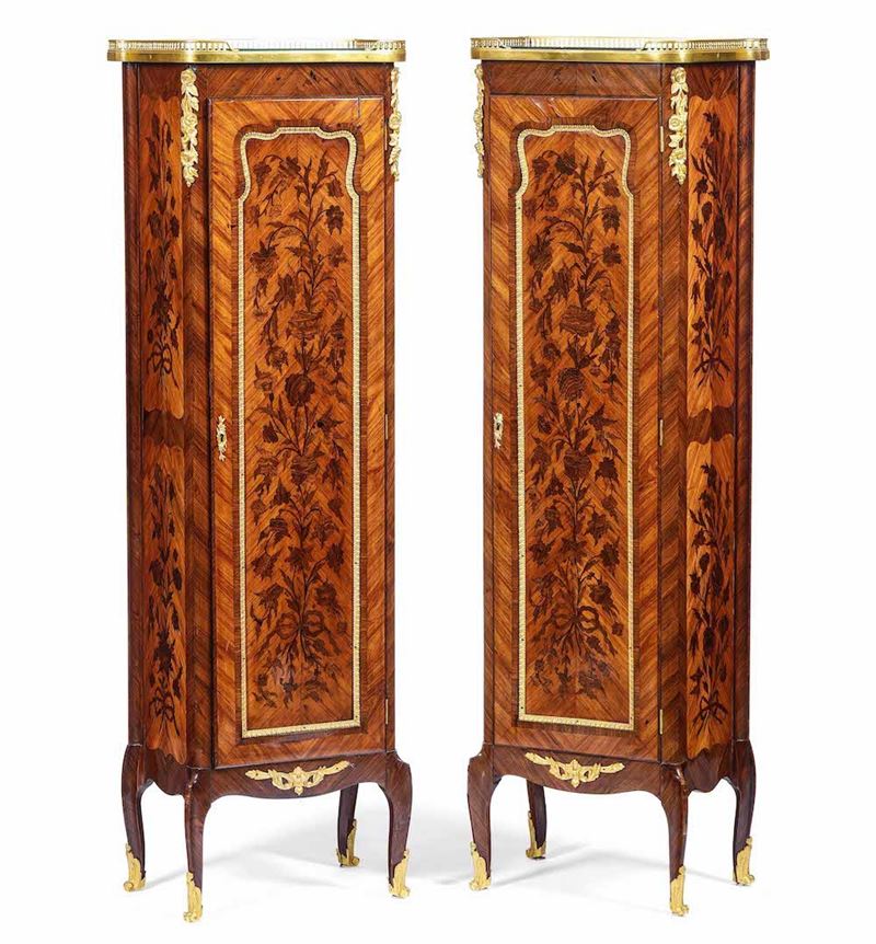 Coppia di armadietti a colonna lastronati ed intarsiati in varie essenze. XX secolo  - Auction Italian Mansions - Cambi Casa d'Aste
