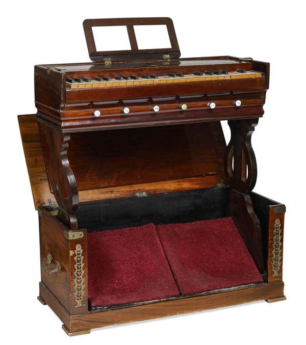 Armonium da viaggio. Struttura in legno intagliato, tasti in avorio. Francia XIX secolo