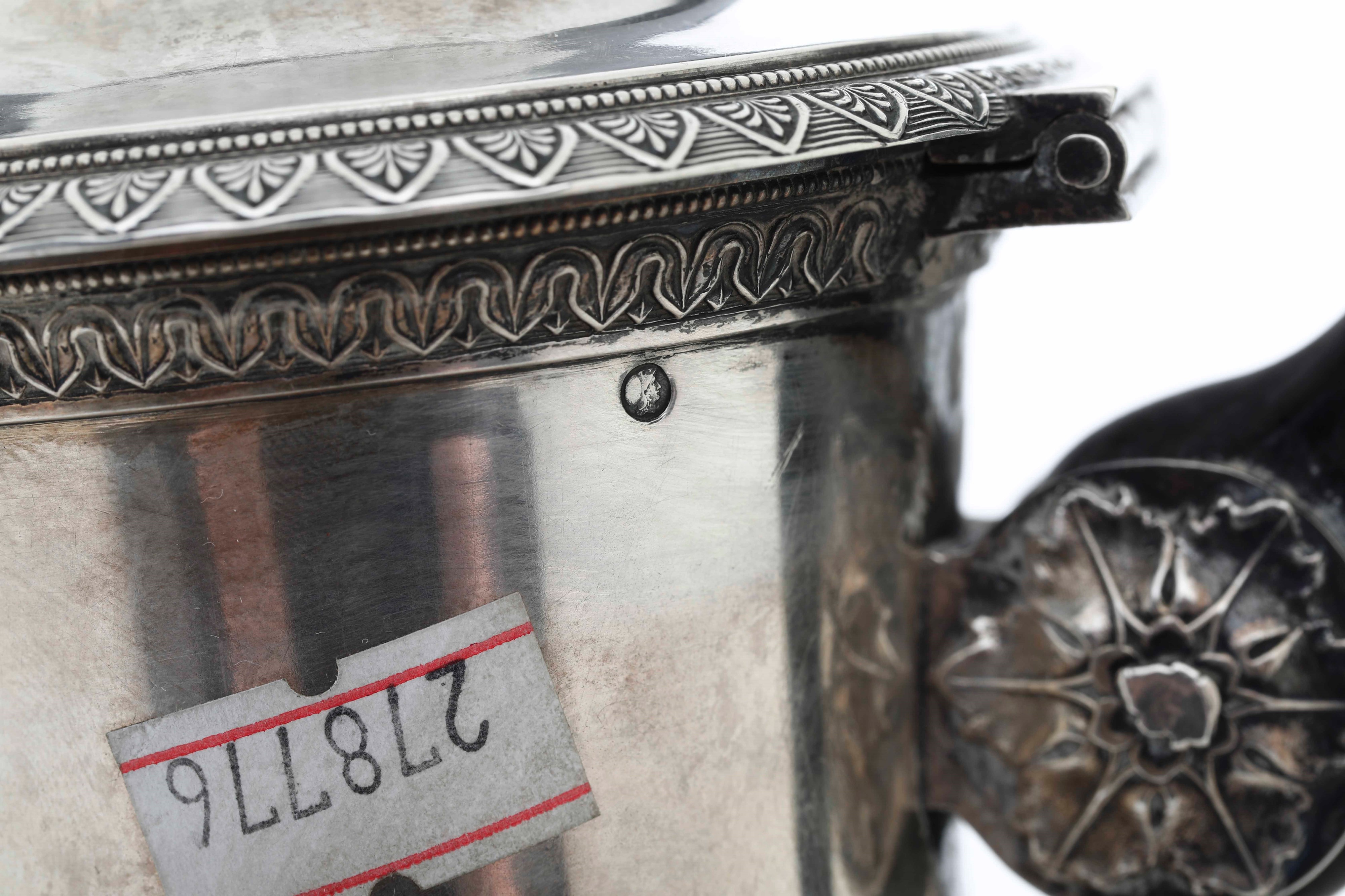 Caffettiera. Argento Primo Titolo Fuso, Sbalzato e Cesellato. Parigi Inizi XIX Secolo. Marchi di ...