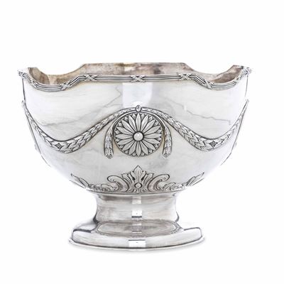 Bowl. Argento Fuso, Sbalzato e Cesellato. Londra 1907. Argentiere Sc & Co (non Identificato)
