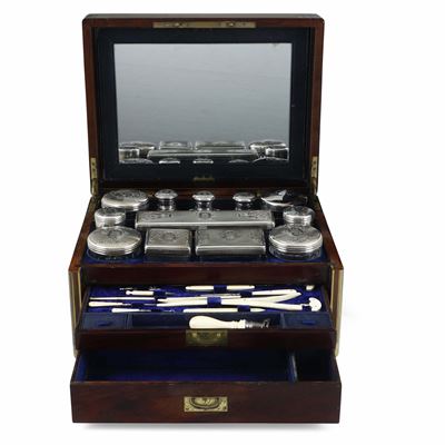 Francia, Necessaire da viaggio, custodia in legno con finimenti in ottone cesellato e marchio per...